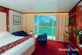 Kabine der Kategorie Veranda Suite mit grossem Bett und Fensterfront zur Veranda und zum Meer.