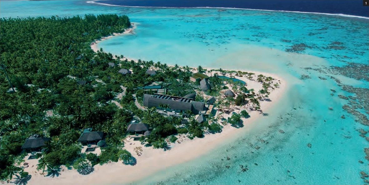 Luftaufnahme der Spitze des Atolls Tetiaroa mit weissem Sandstrand, türkisfarbener Lagune und den Villen von The Brando zwischen Kokospalmen.