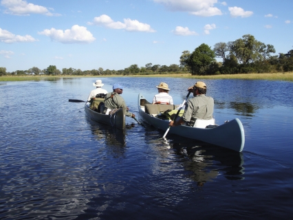 Kanus im Selinda Spillway, Linyanti