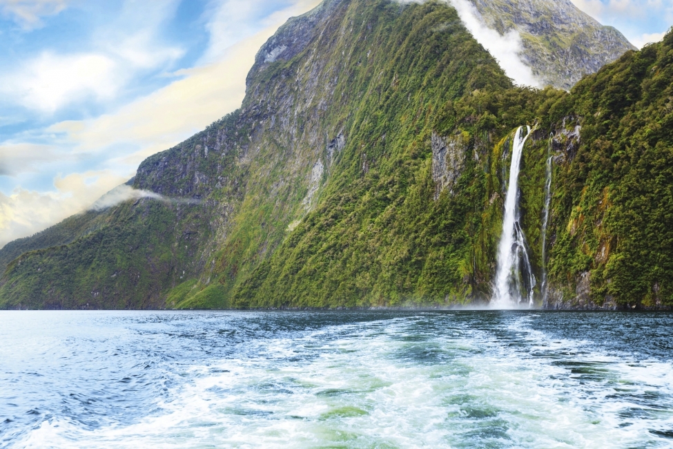 Milford Sound mit Fjord und Wasserfall