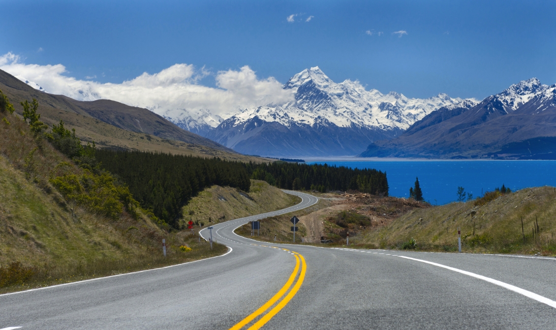Kurvige Strasse am Lake Tekapo