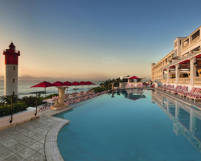 Pool am Meer und Fassade des Oyster Box Hotel
