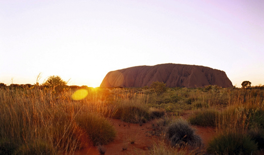 Uluru (Ayers Rock) im Gegenlicht