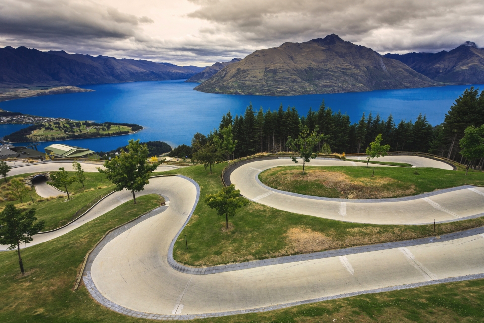 Road with mountain panorama near Queenstown