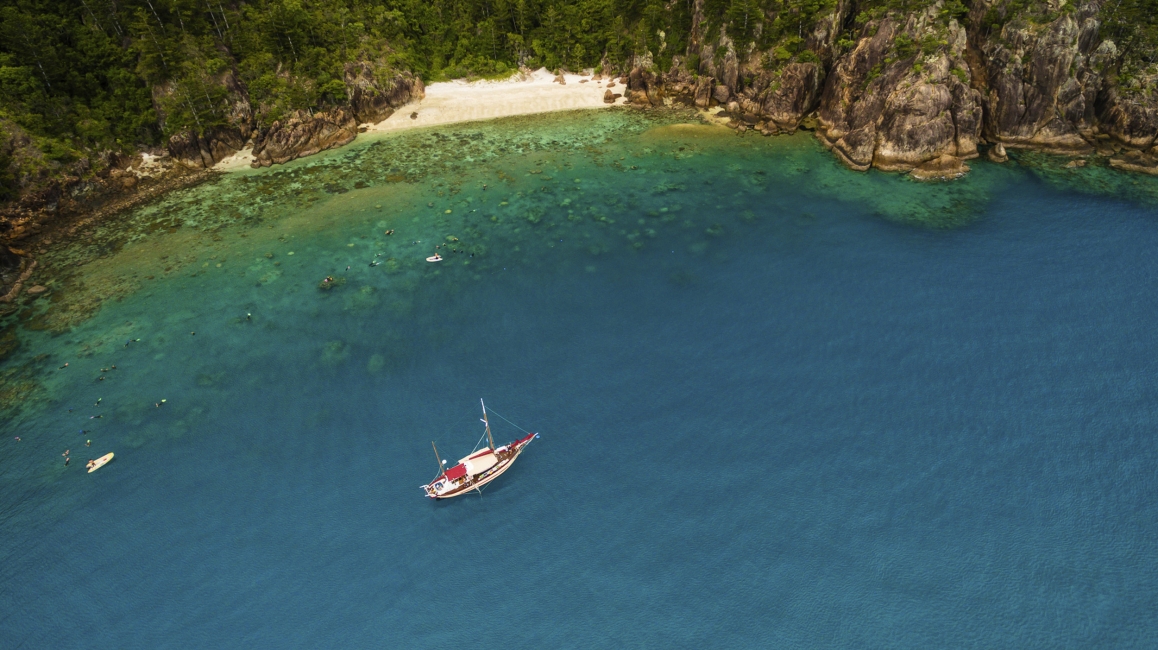 Bucht mit Segelboot in den Whitsundays aus der Vogelperspektive