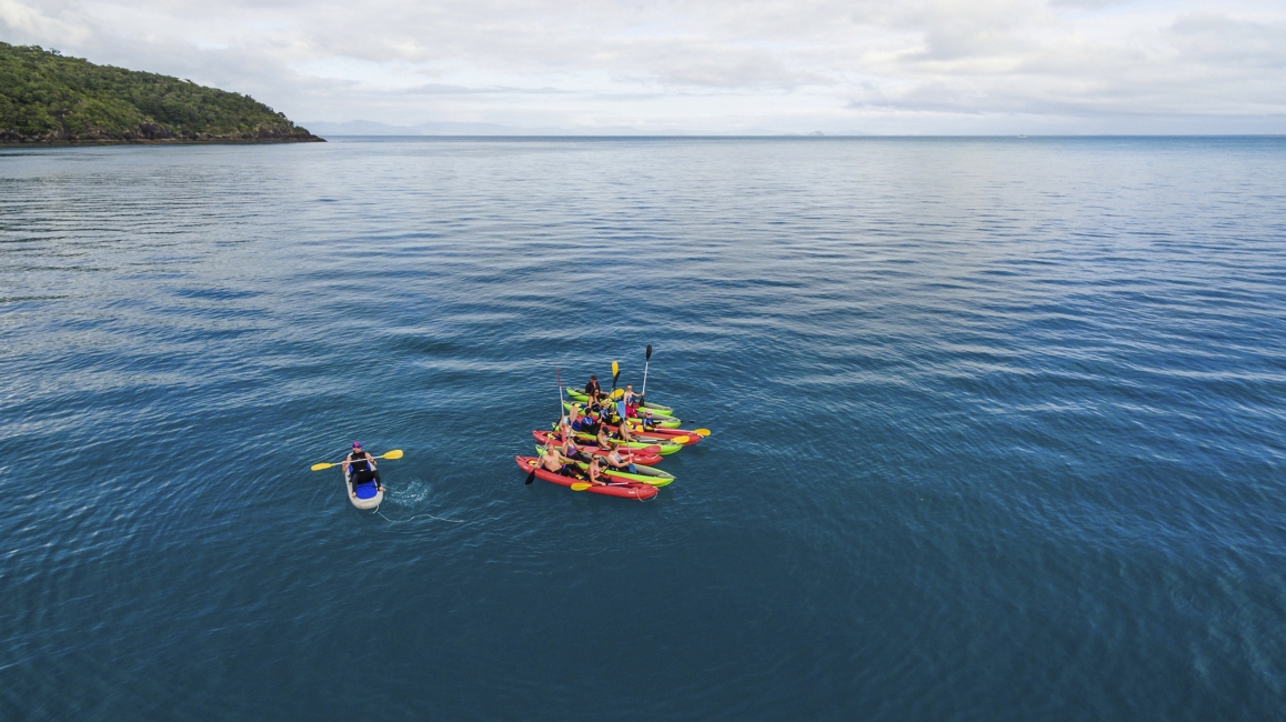 Kanus im Wasser in den Whitsundays