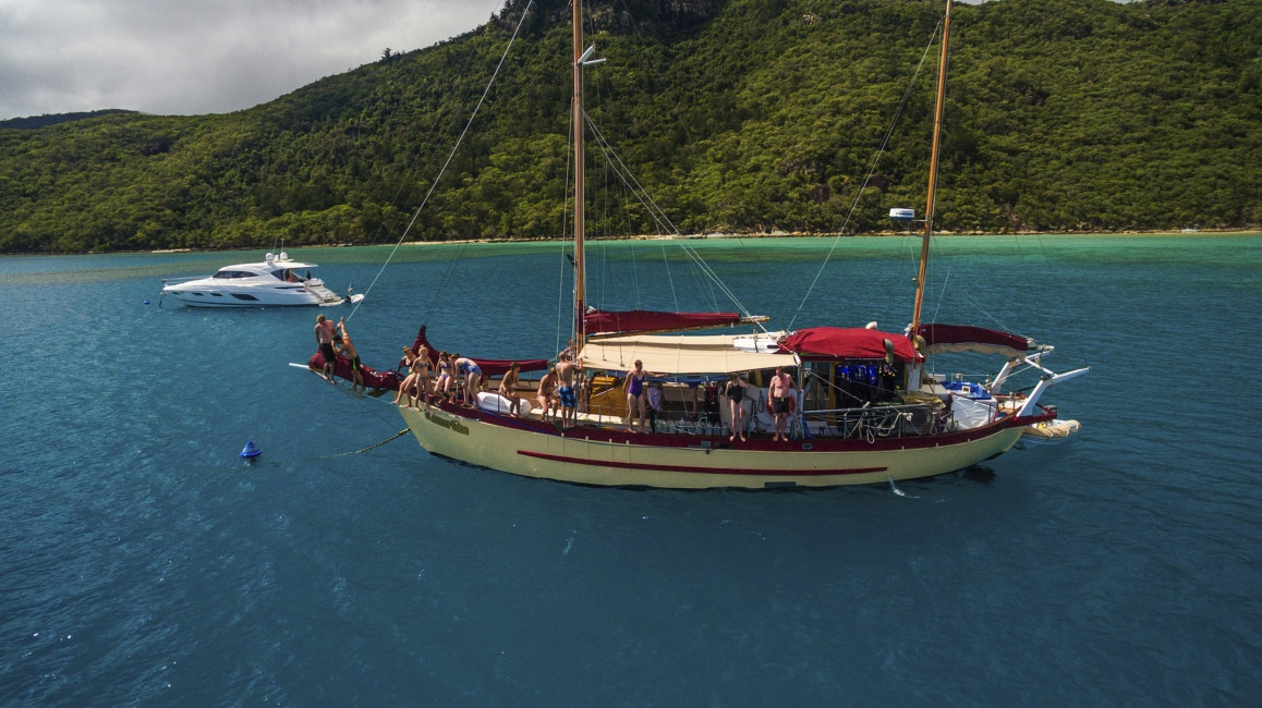 Boot mit Gästen in den Whitsundays