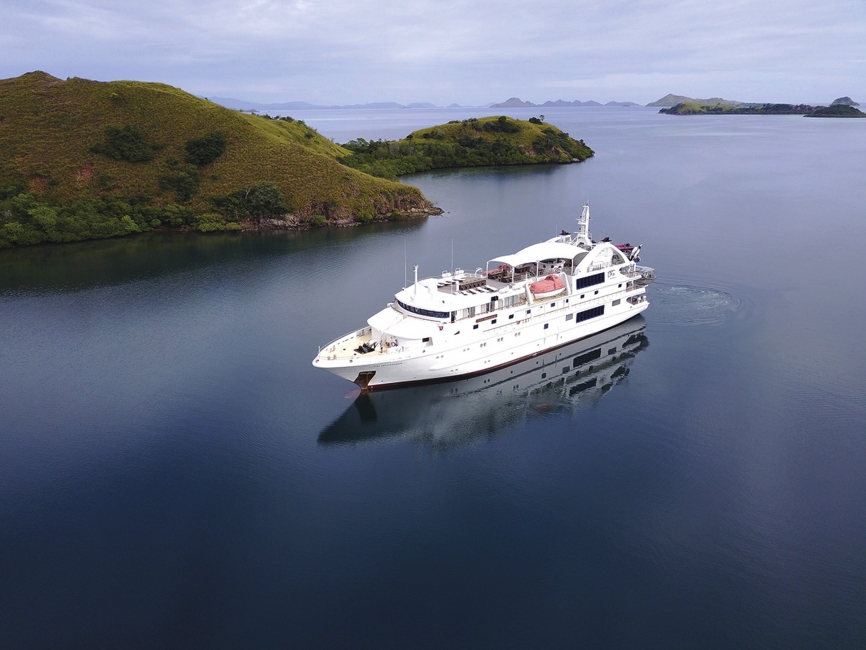 La nave da spedizione Coral Discoverer dall'alto