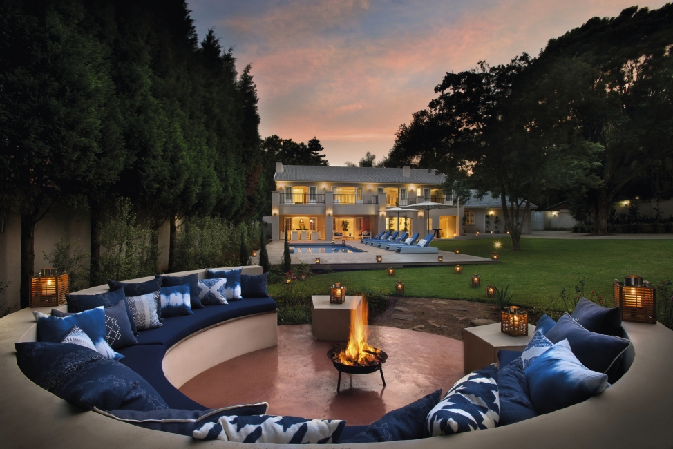 Lounge mit Feuerstelle und Haupthaus des Athol Place Hotel & Villa