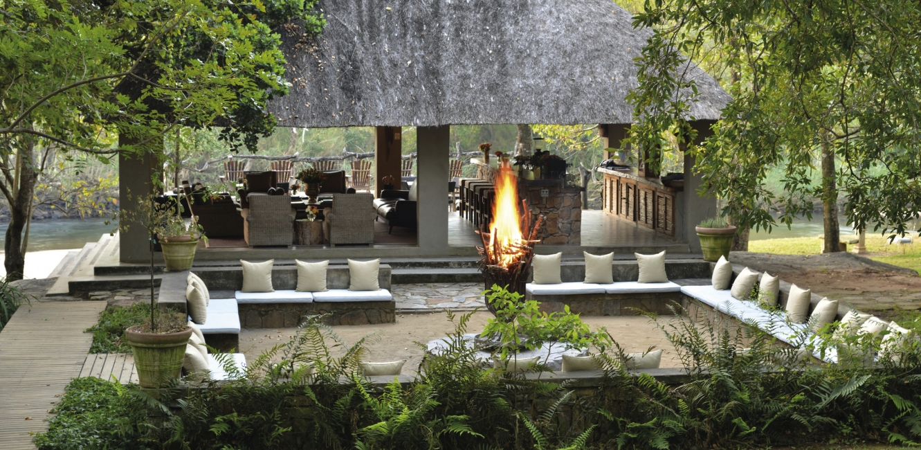 Lounge mit Feuerstelle im Summerfields Rose Retreat