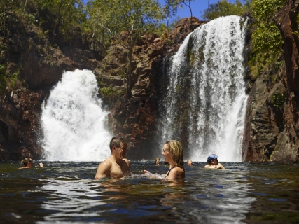 Badende an den Florence Falls im Litchfield-Nationalpark