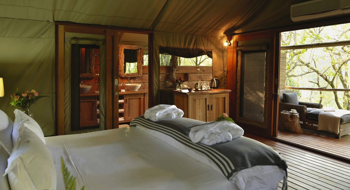 Zeltzimmer mit Bett und Balkon im Summerfields Rose Retreat