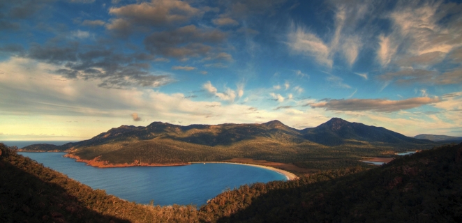 Wineglass Bay unter Wolkenhimmel, Freycinet-Nationalpark