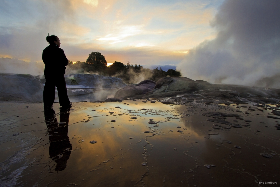 Geyser a Rotorua con un visitatore
