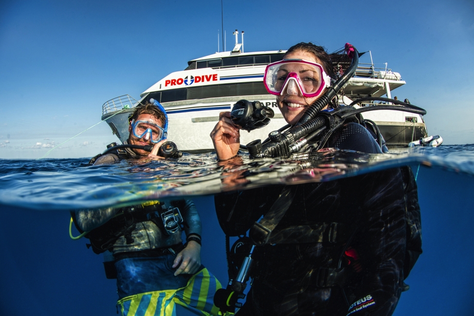 Taucher und Tauchboot von Pro Dive am Great Barrier Reef